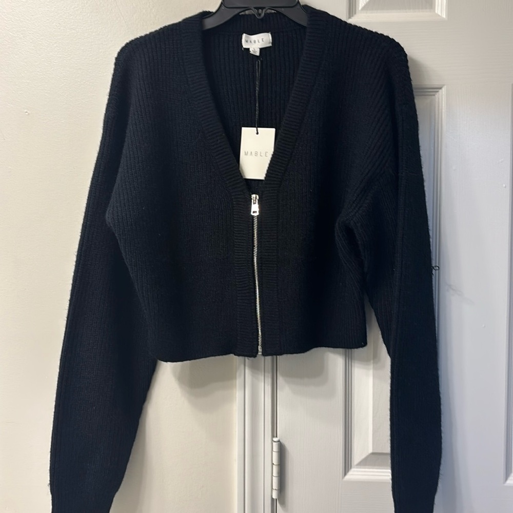 Cropped sweater that zips